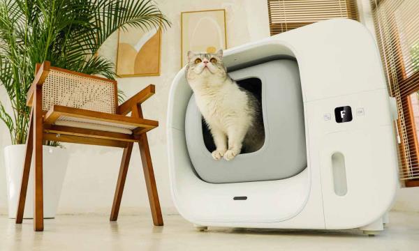 This smart litter box actually packs, seals, and refills its own trash bag