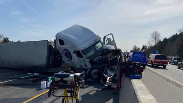 奥本SR-167公路半卡车相撞，4人受伤