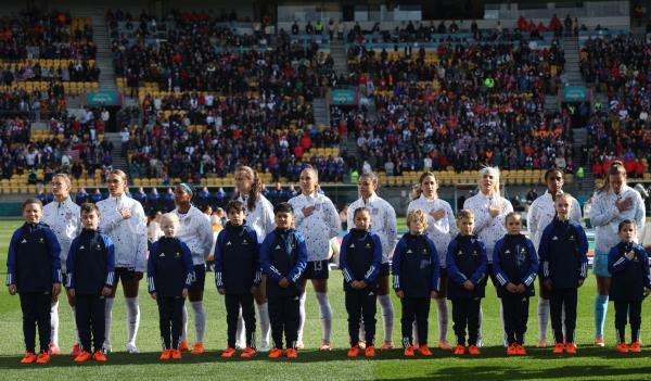 在国际足联女足世界杯对阵荷兰队的比赛前，美国球员再次拒绝唱国歌