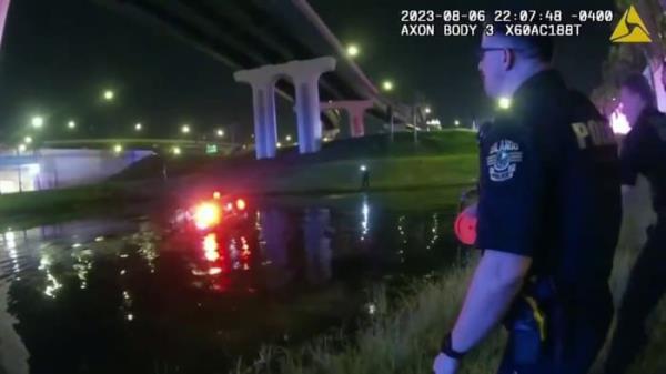 奥兰多警方在汽车撞入蓄水池后营救司机
